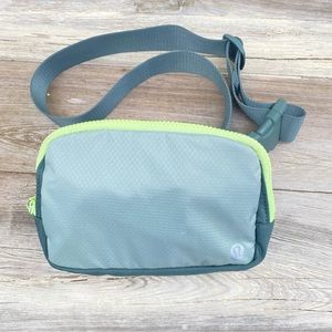 Lululemon Everywhere Belt Bag in Green Fern